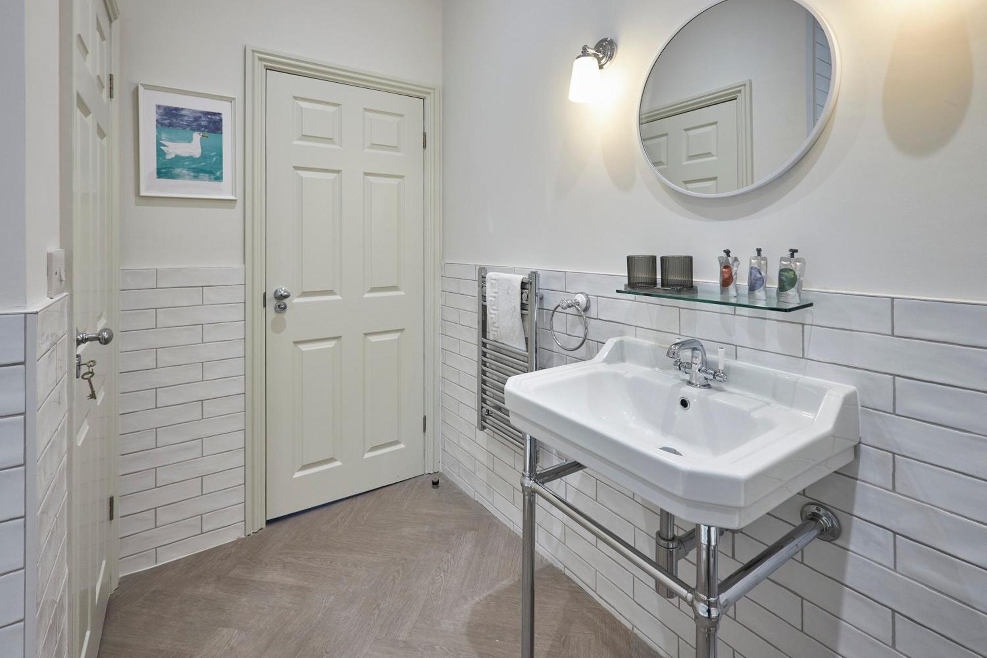 Arlington House Hotel - Self Check-In Suites Уулер Екстериор снимка
